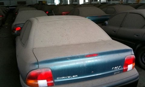 Những chiếc xe Chrysler Neons còn mới nguyên bị bỏ quên trong nhà kho ở Singapore từ năm 1997 đến nay